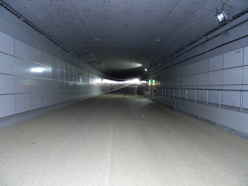 若戸トンネル（明色排水性舗装）